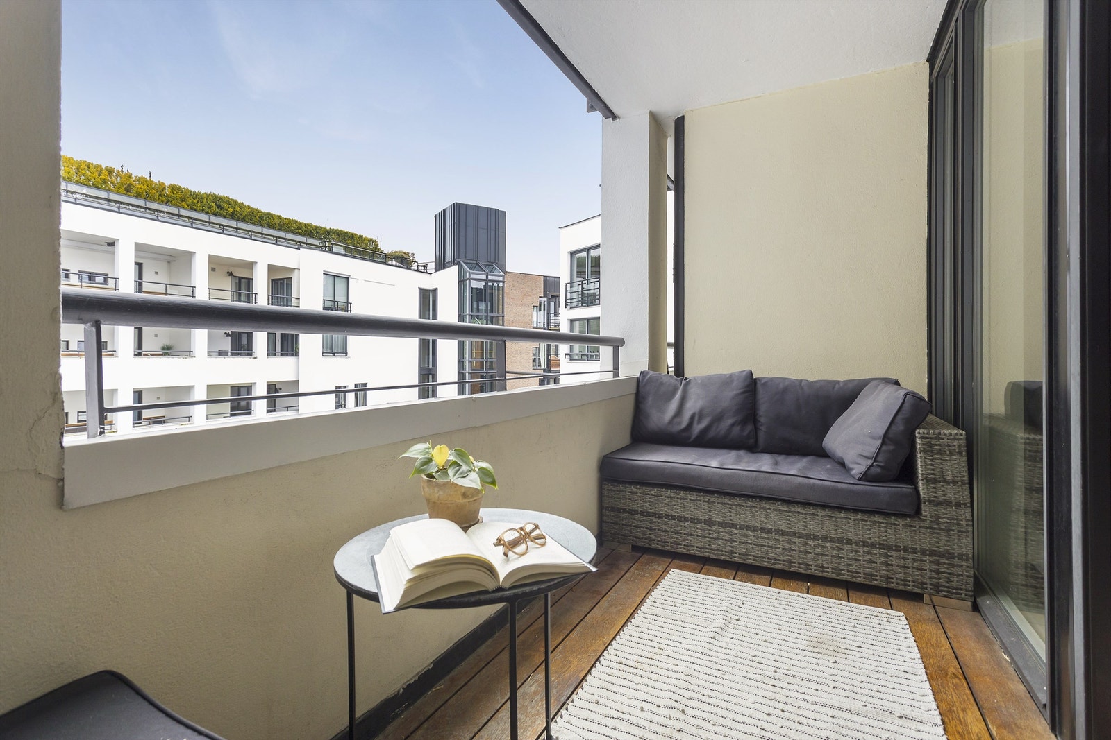 Beddingen 20, 7 etg. vender inn mot koselig atrium og har sjøgløtt mot båthavnen på Aker Brygge. Galleribilde