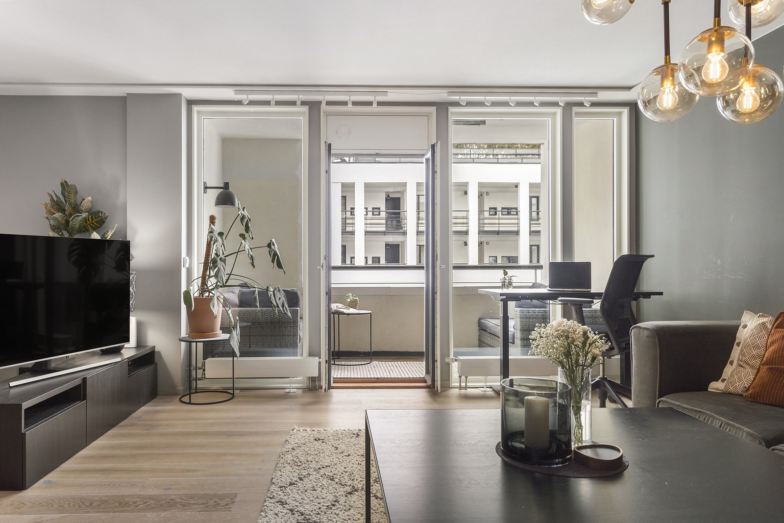 Stue/spisestue med delvis åpen kjøkkenløsning og utgang til balkong. Galleribilde