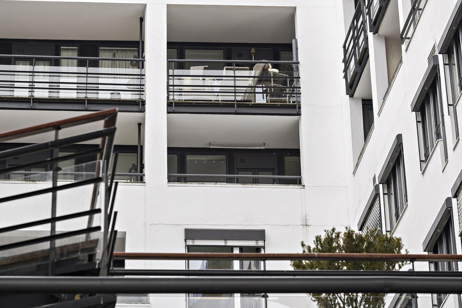 Koselig, lun og sydøstvendt overbygget balkong på 6 kvm med sjøgløtt og elektrisk terrassevarmer. Galleribilde