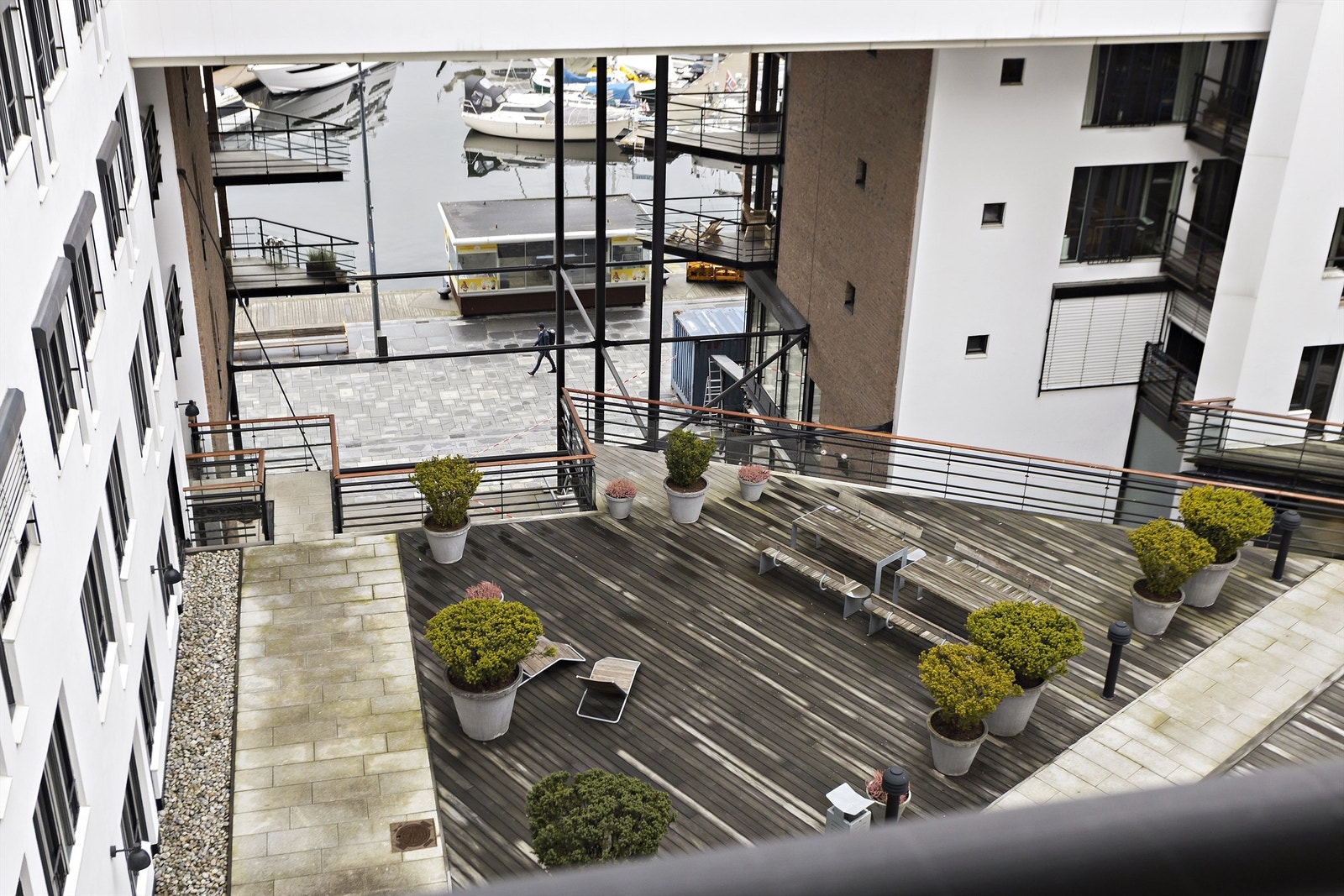 Utsikten er fra den lune overbygde balkongen. Galleribilde