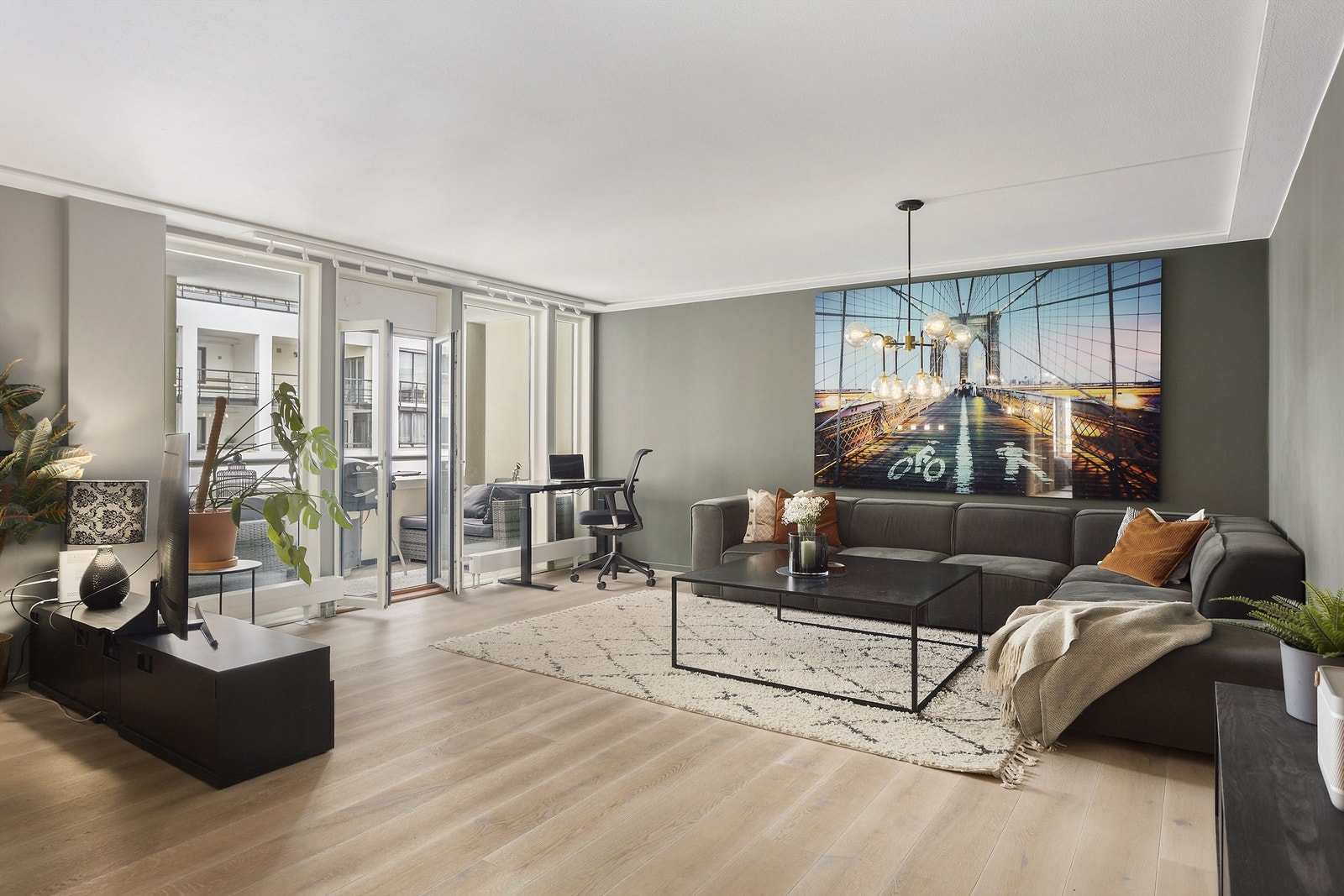 Stue/spisestue med delvis åpen kjøkkenløsning og utgang til overbygget balkong. Galleribilde