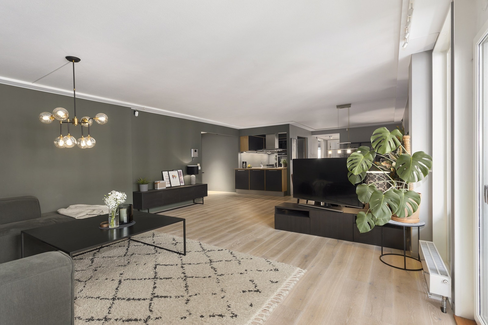 Stue/spisestue med delvis åpen kjøkkenløsning og utgang til balkong. Galleribilde