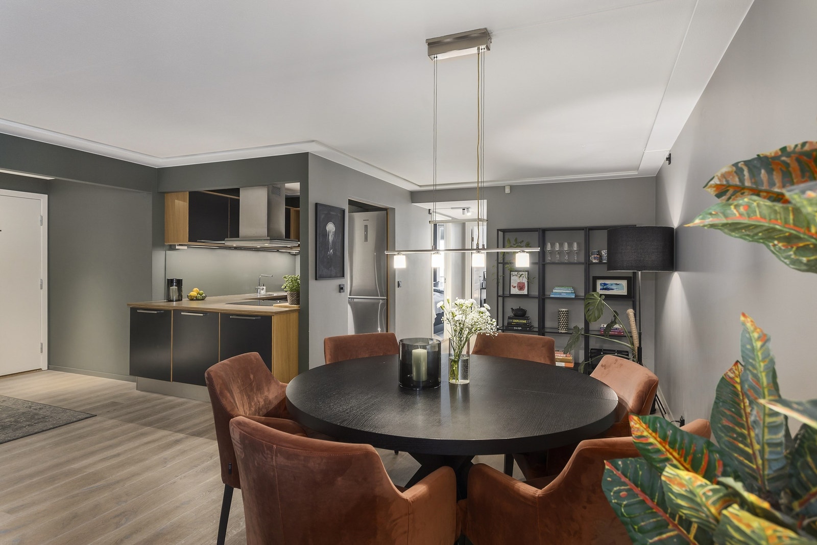 Stue/spisestue med delvis åpen kjøkkenløsning og utgang til balkong. Galleribilde