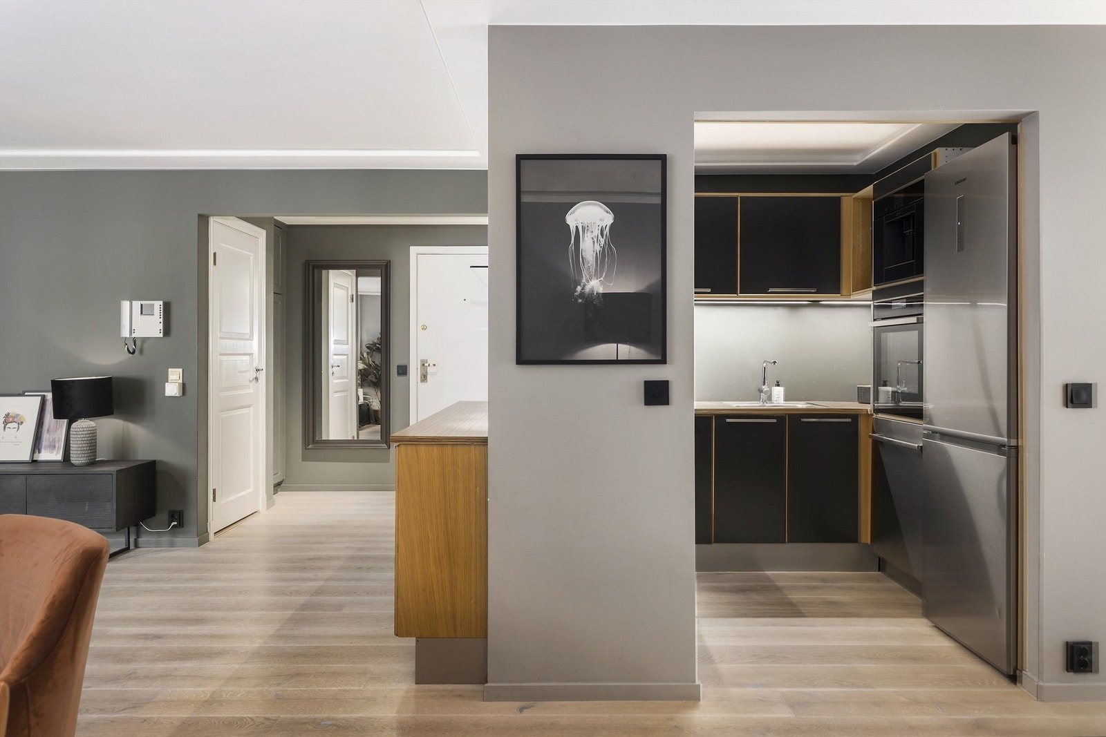 Entré med bod/garderobe og delvis åpen kjøkkenløsning. Galleribilde