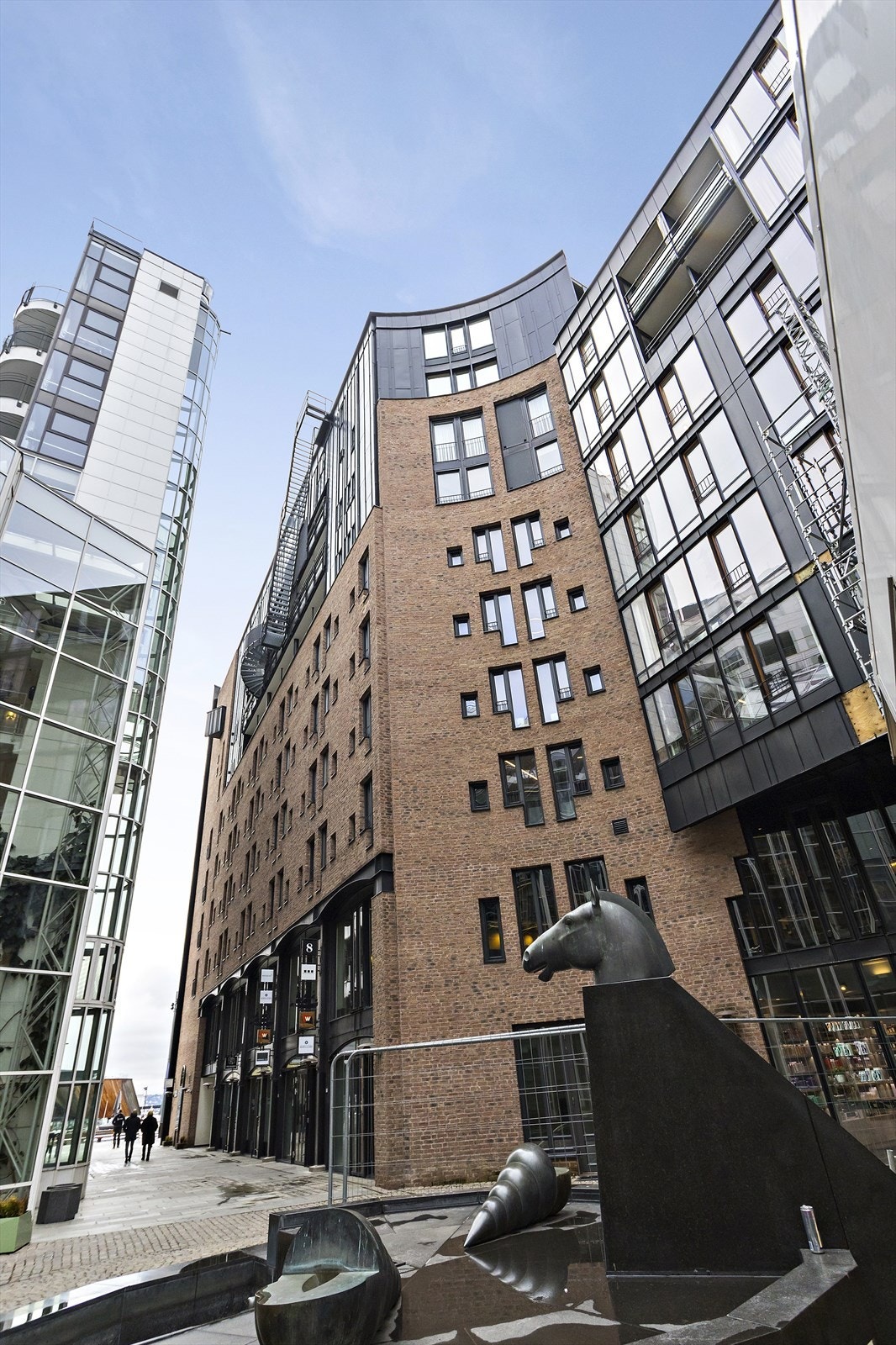 Soverommene vender ut mot en rolig plass. Galleribilde