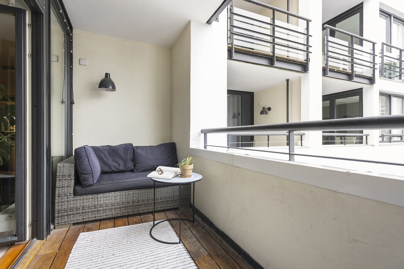 Koselig, lun og sydøstvendt overbygget balkong på 6 kvm med sjøgløtt og elektrisk terrassevarmer. Galleribilde