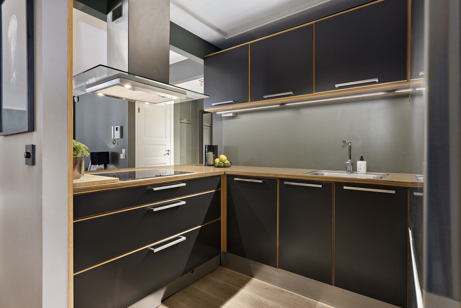 Kjøkkeninnredning fra 2008. Hvitevarer fra 2019 medfølger. Galleribilde