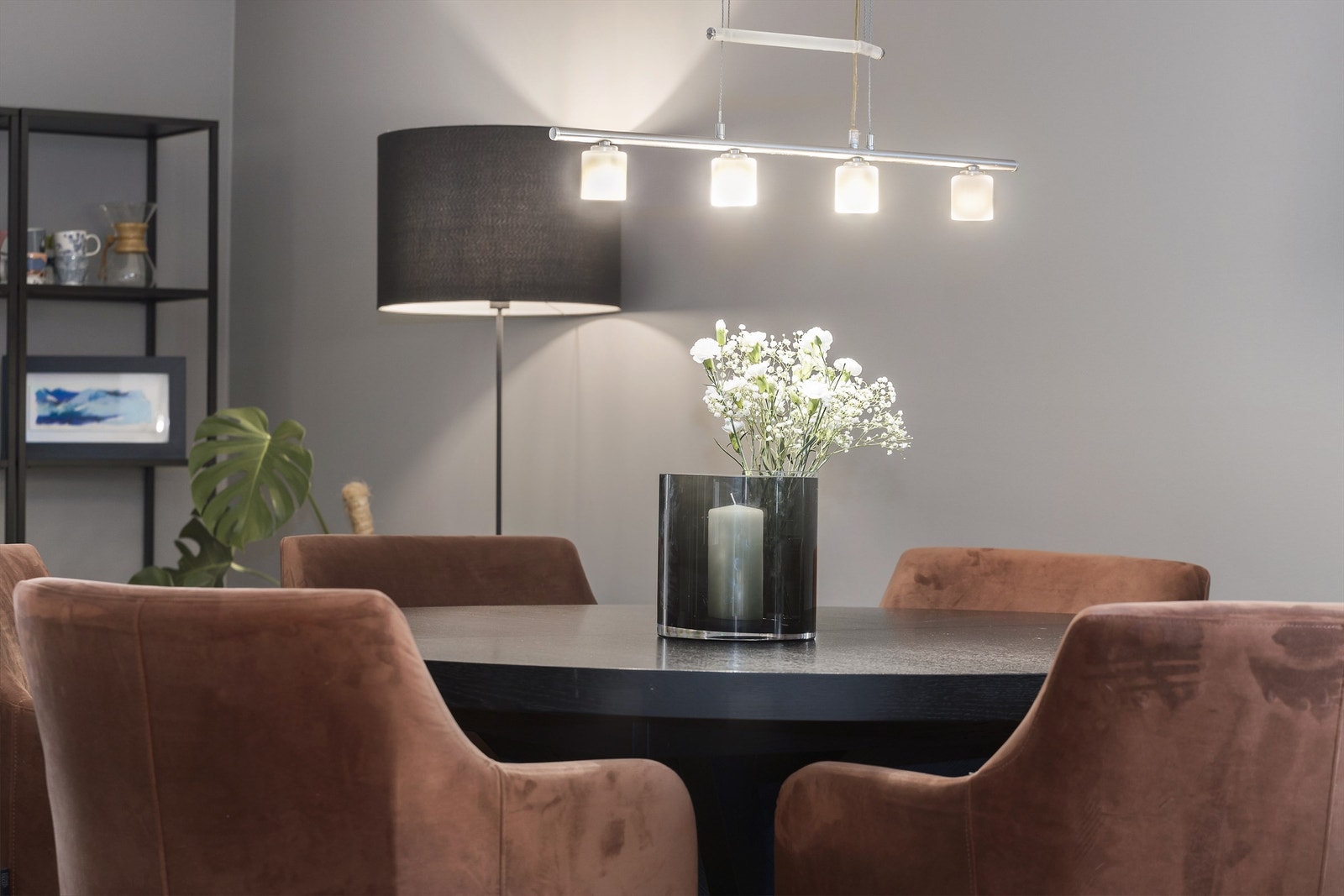 Stue/spisestue med delvis åpen kjøkkenløsning og utgang til balkong. Galleribilde