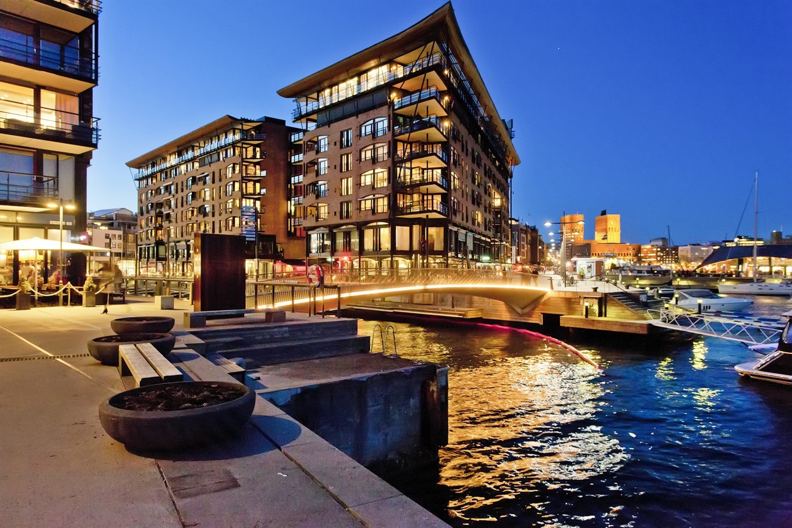 Tilbaketrukket beliggenhet i signalbygget på Aker Brygge. Galleribilde