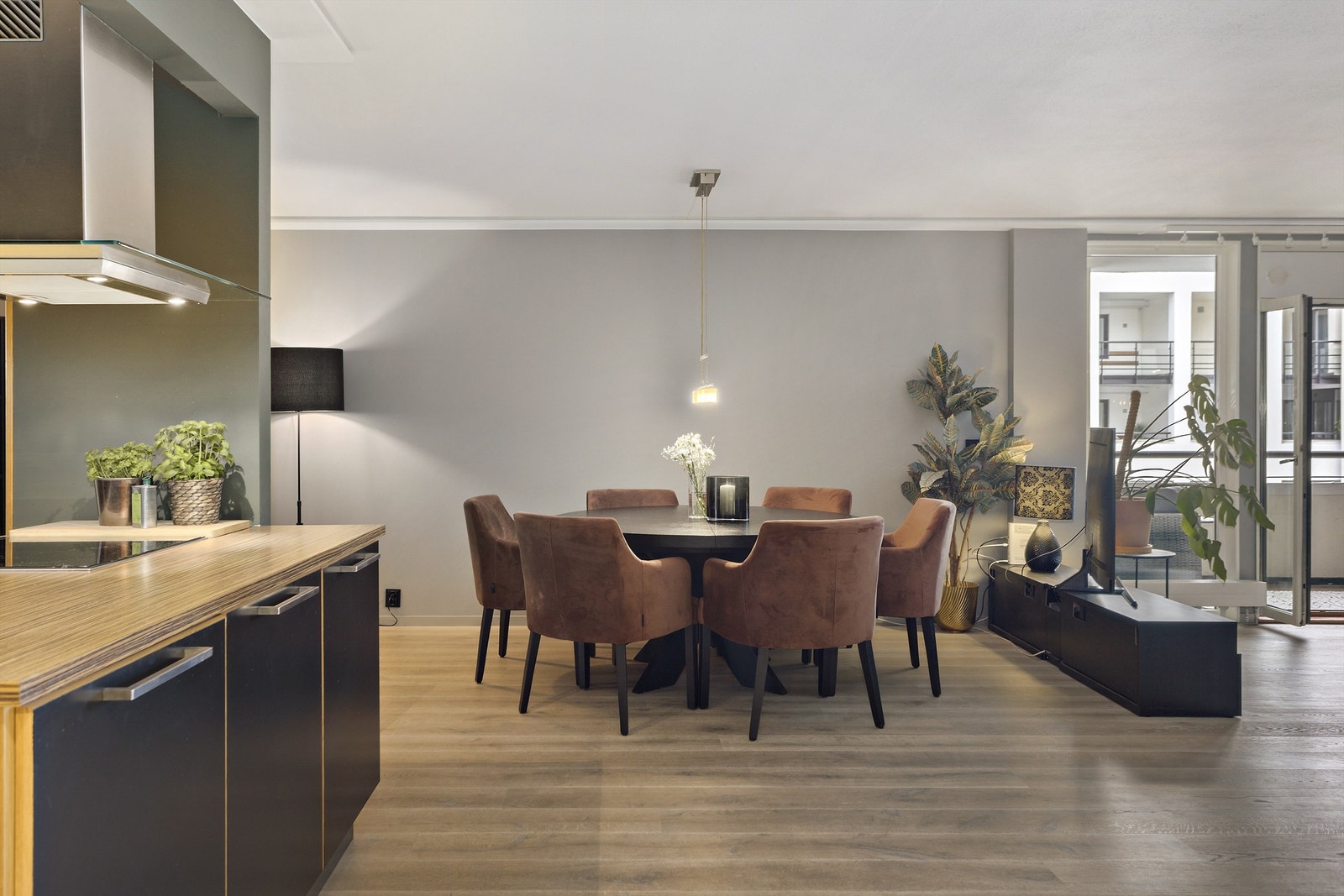 Stue/spisestue med delvis åpen kjøkkenløsning og utgang til balkong. Galleribilde