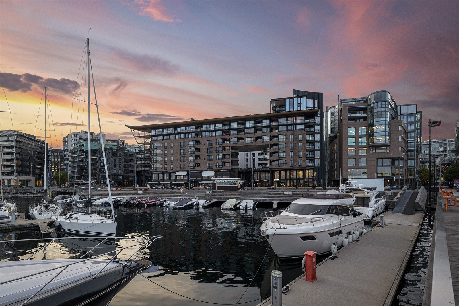 Leiligheten ligger tilbaketrukket i 7 etg. i sameiet Stranden på Aker Brygge. Galleribilde