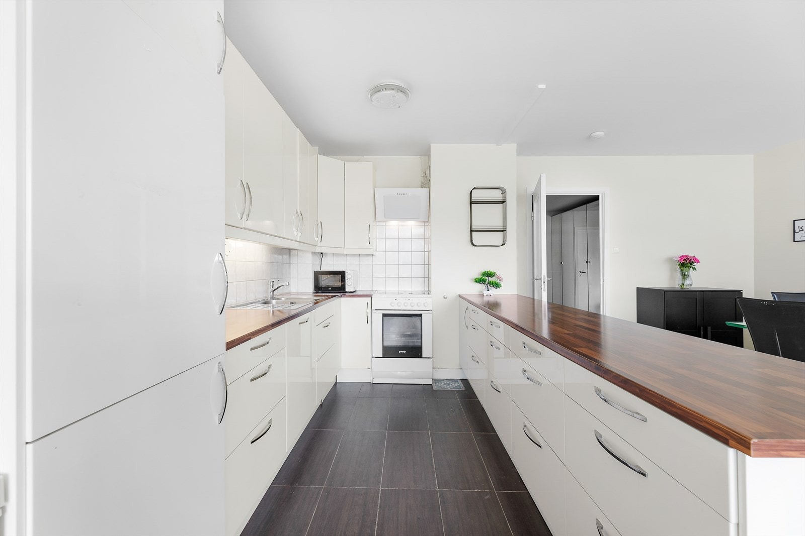 Med åpen løsning mot stuen blir kjøkkenet en sosial sone, også under matlagingen Galleribilde