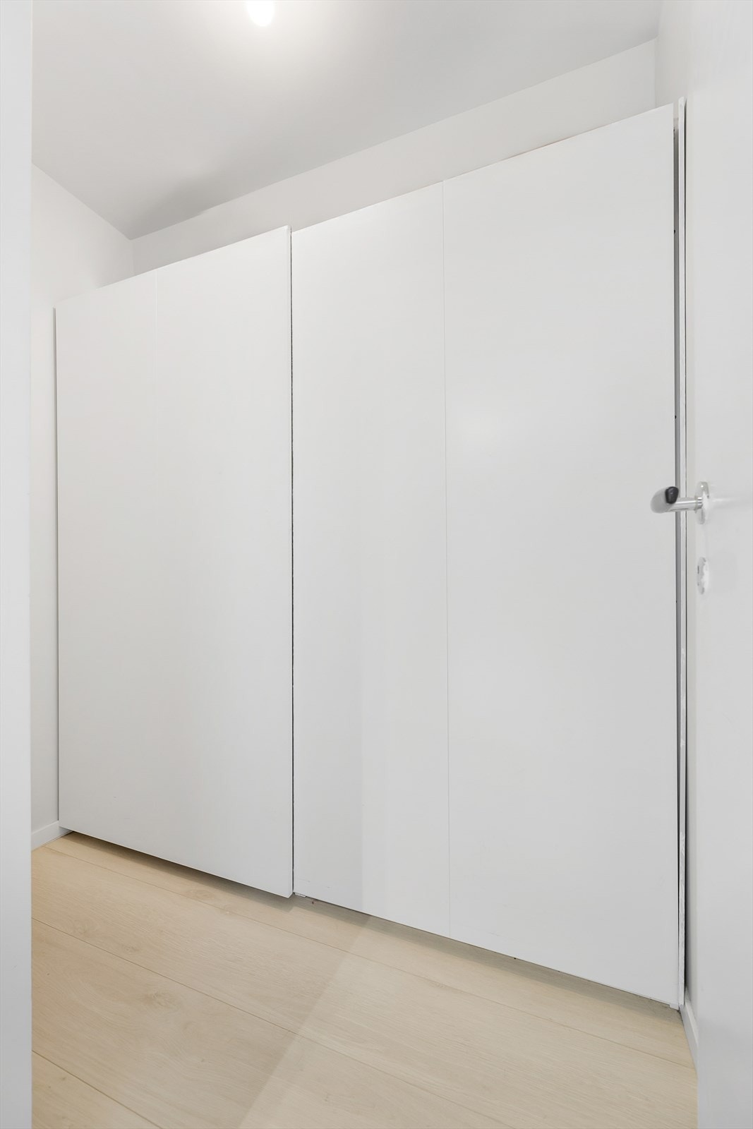 Det medfølger garderobeskap på begge soverom og i entré, hvor det også er tilgang til innvendig bod Galleribilde