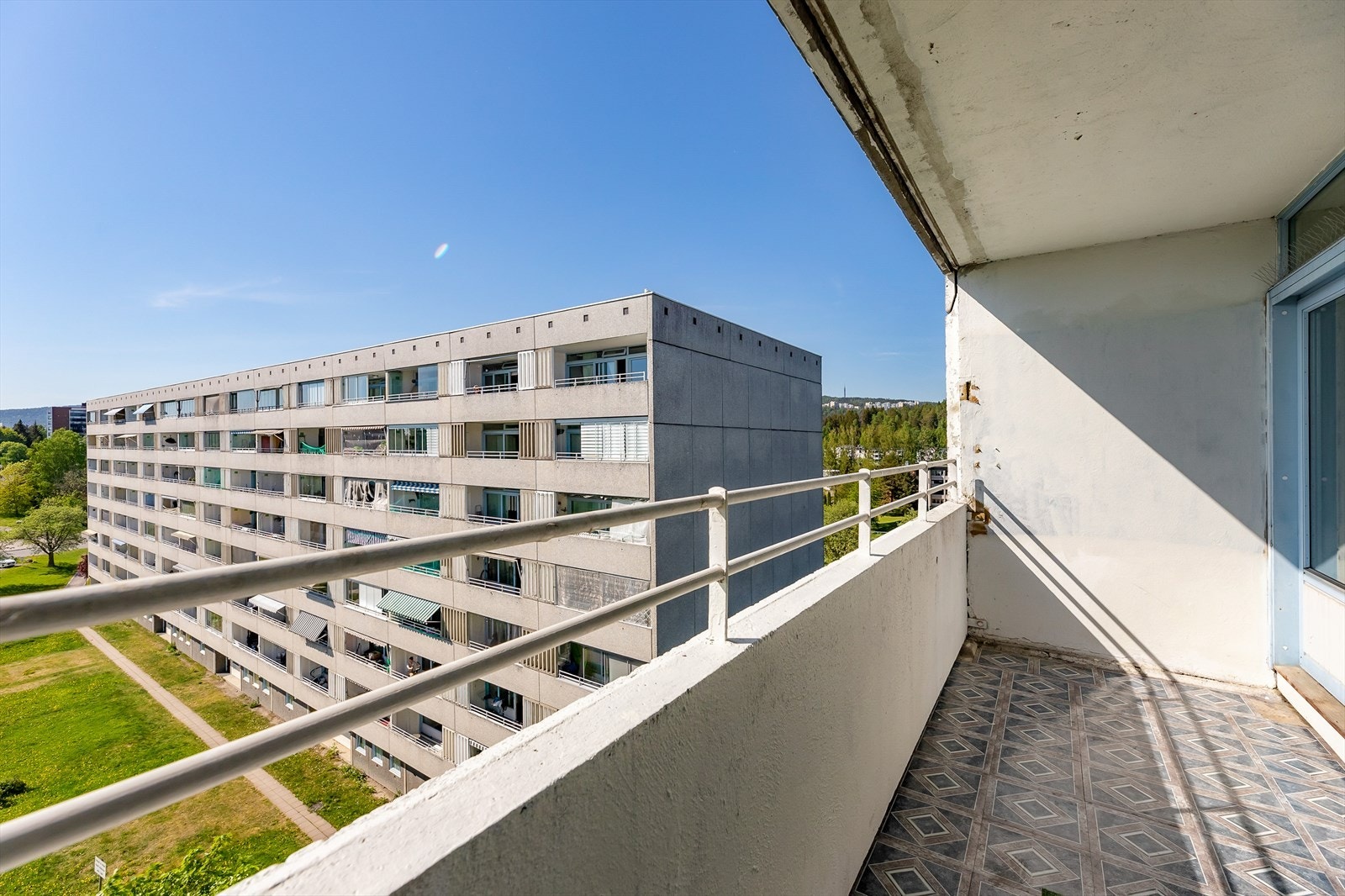 Beliggende i sjette etasje er det fin og åpen utsikt fra balkongen samtidig som det er lite innsyn Galleribilde