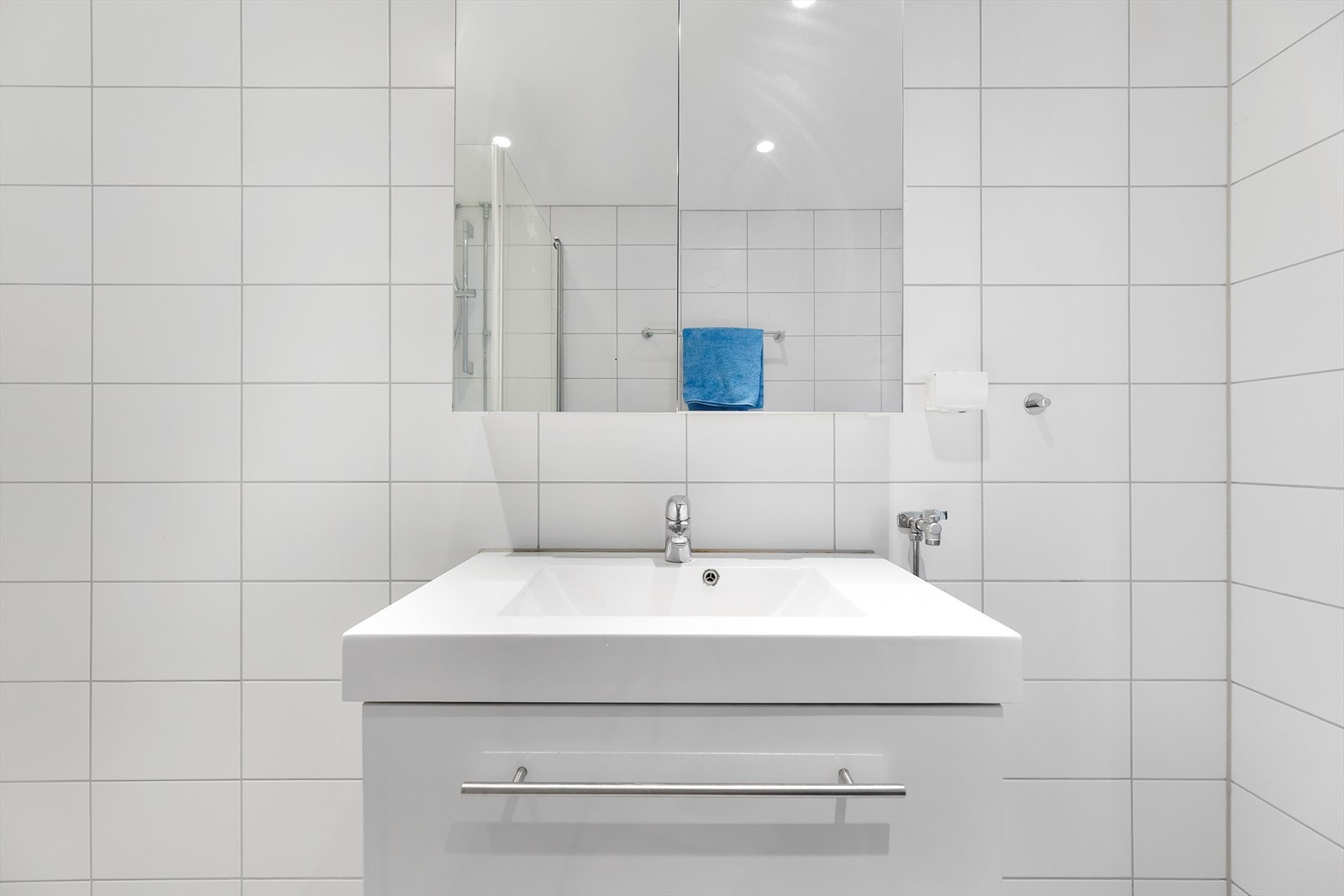 Badet har varmekabler i gulvet og downlights i himlingen Galleribilde