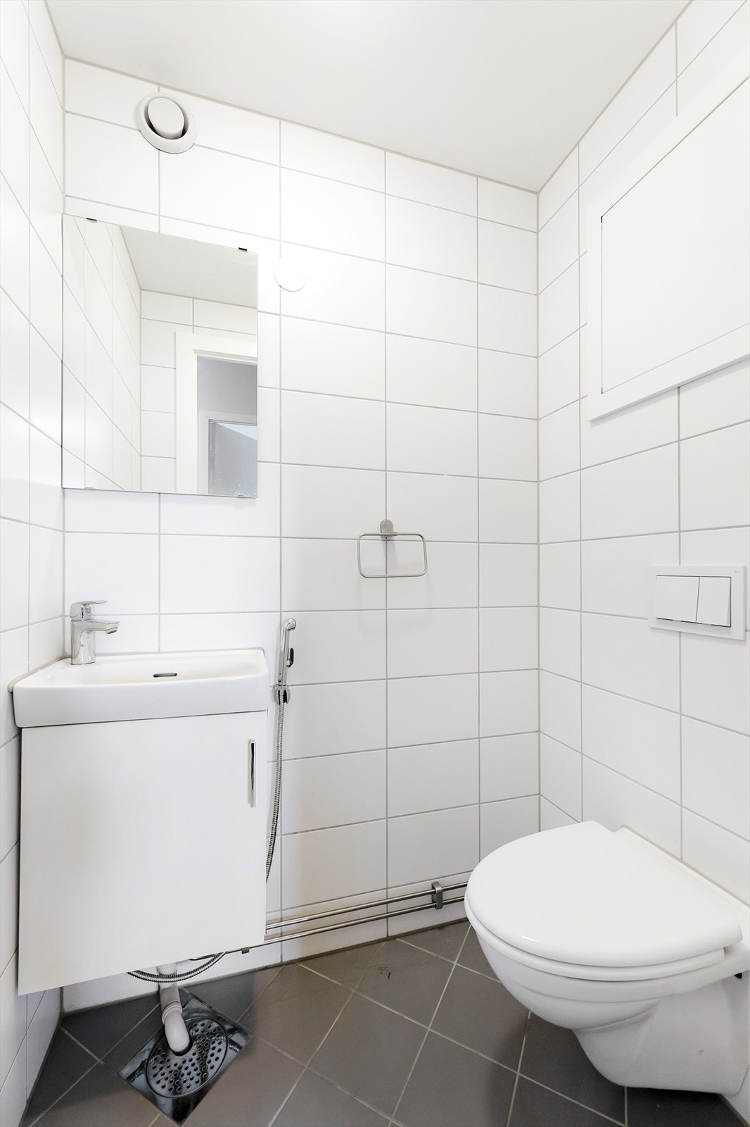 Det separate toalettrommet ble også fornyet i 2017 og har flislagte overflater, vegghengt wc og servantinnredning med underskap Galleribilde