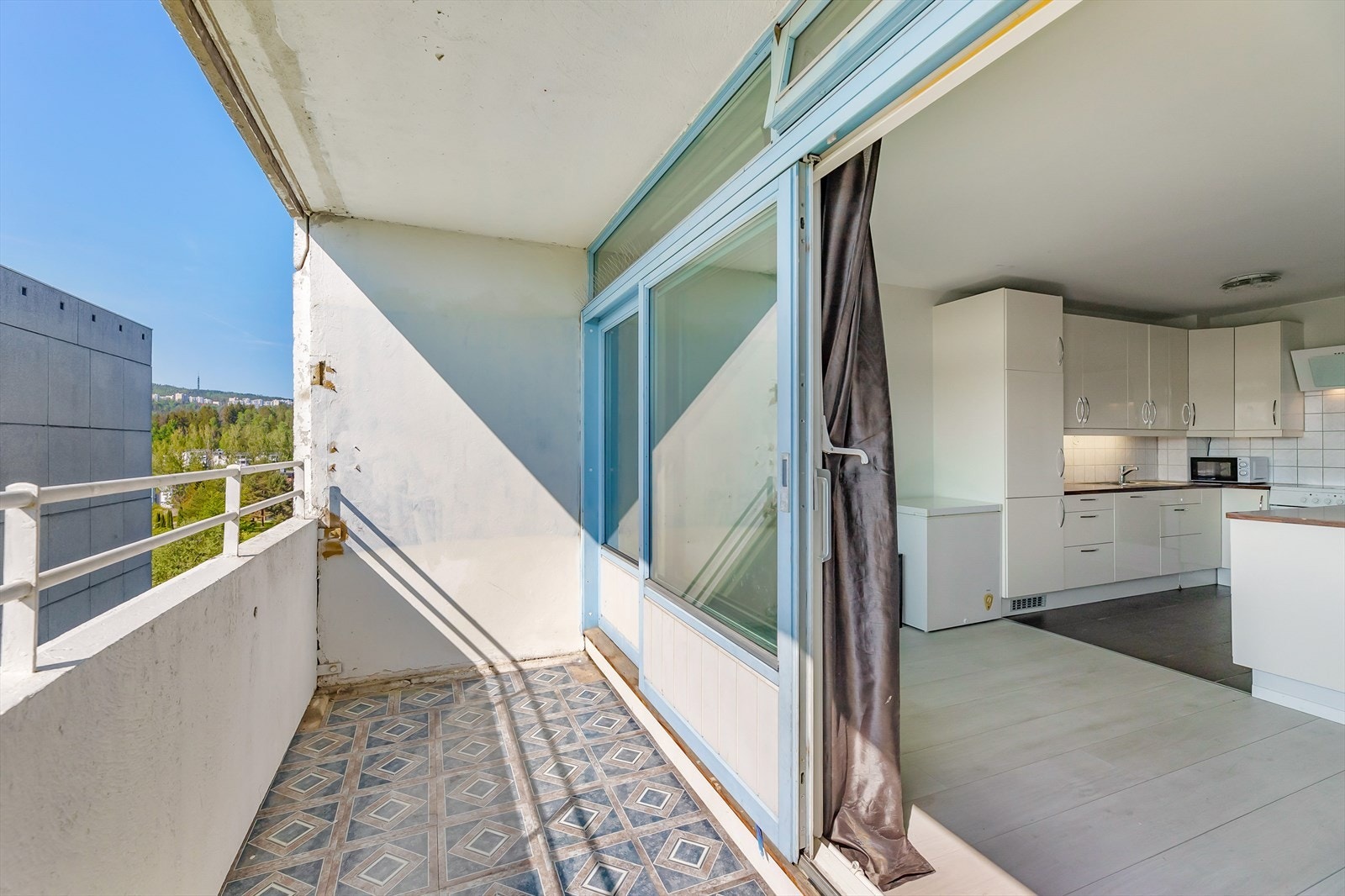 Stor innglasset balkong på hele 7.5 m² Galleribilde