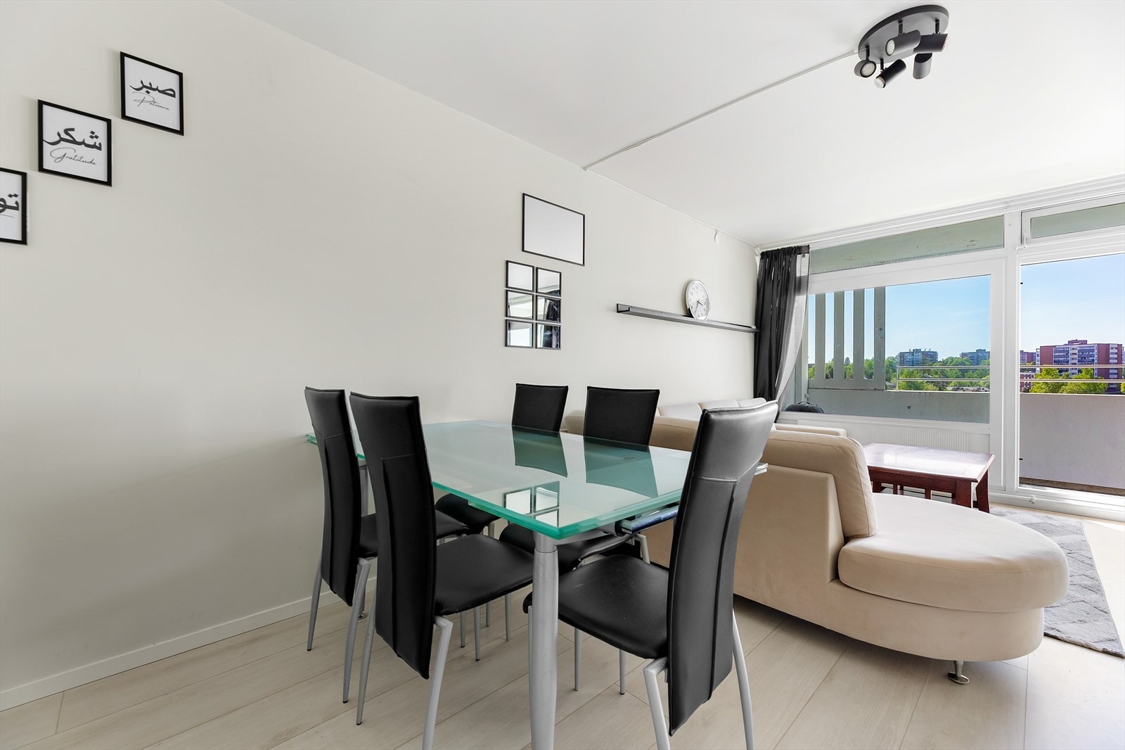 Stuen rommer både sofagruppe og spisebord Galleribilde