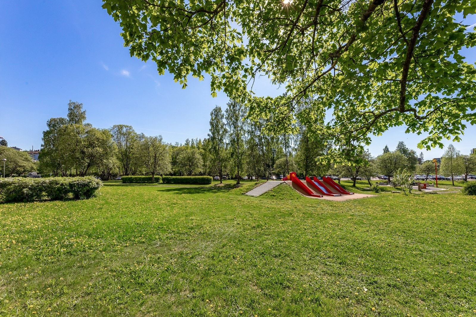 Borettslaget ligger i et barnevennlig og populært boligområde omkranset av store grøntområder, med under 300 m til Haugenstua senter, buss- og togstasjon Galleribilde