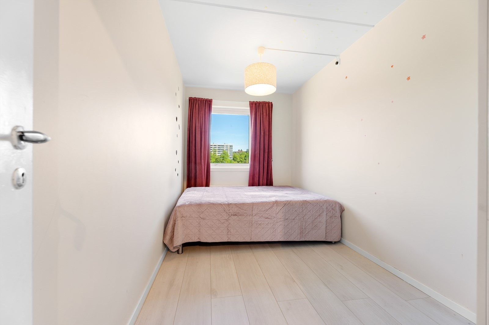 Det andre soverommet er velegnet som gjeste-/barnerom eller kontor og har plass til seng og skrivepult i tillegg til medfølgende garderobeskap Galleribilde