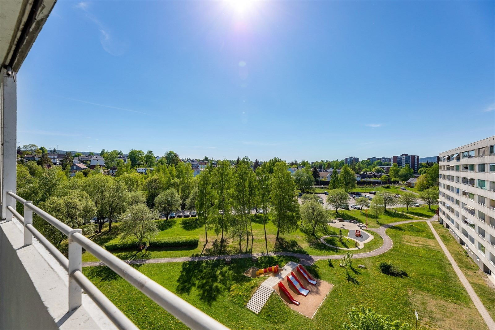 Balkongen er vendt mot vestlige solforhold Galleribilde