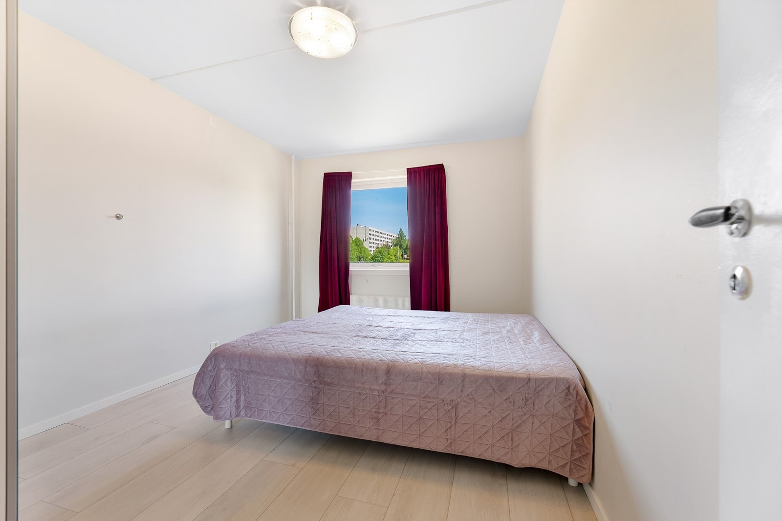 Leilighetens to soverom er romslige og samtidig lune Galleribilde