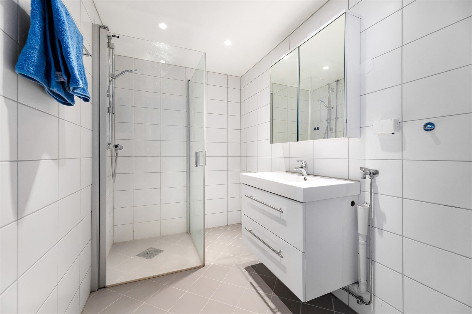 Delikat flislagt bad oppusset i regi av borettslaget i 2017 Galleribilde