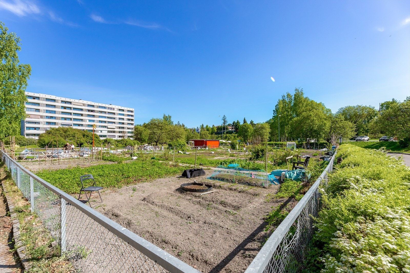 Tomten er meget pent opparbeidet med store grøntområder med plener mellom og rundt blokkene, og området er beplantet med hekk og prydbusker og vender delvis mot friområder Galleribilde