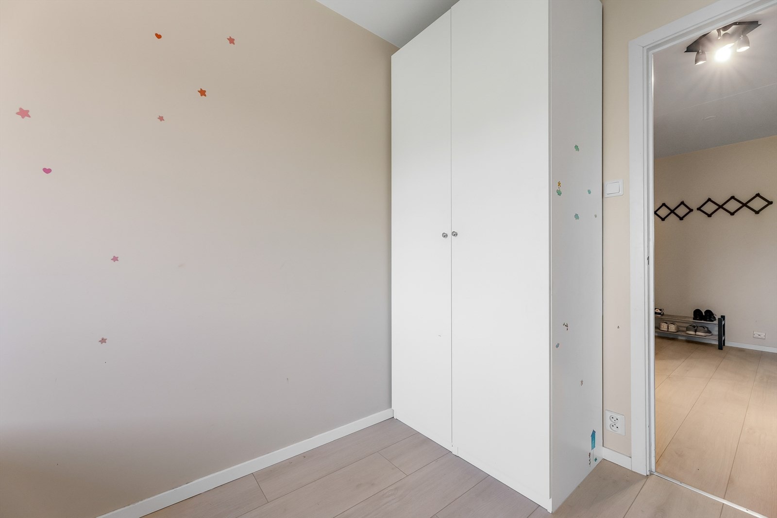 Det andre soverommet er velegnet som gjeste-/barnerom eller kontor og har plass til seng og skrivepult i tillegg til medfølgende garderobeskap Galleribilde