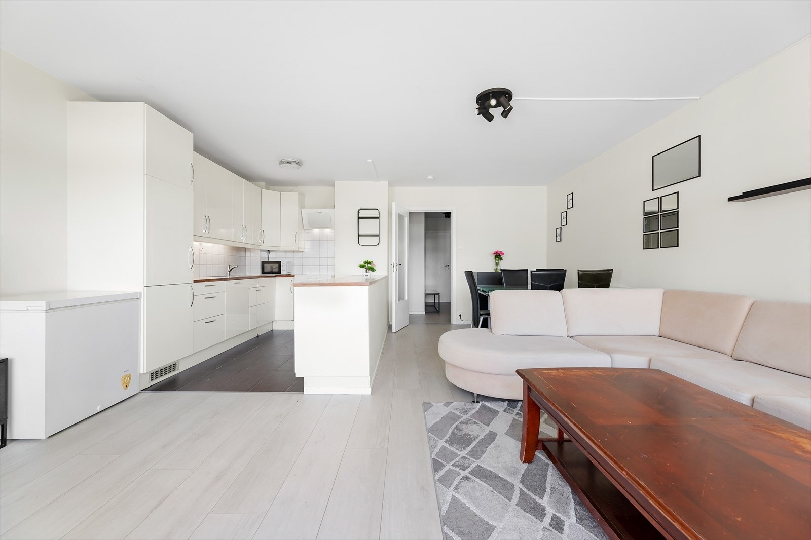 Overflatene er hvitmalte og gulvet er belagt med lys laminat lagt i 2021 Galleribilde