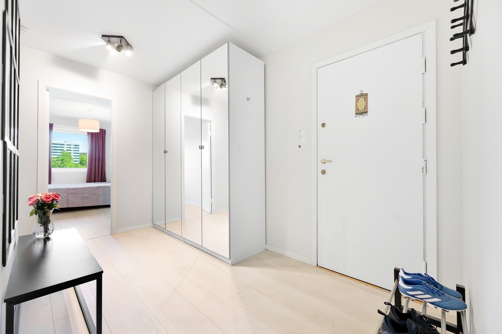 Meget romslig entré med god plass til skoskap og oppheng i tillegg til medfølgende garderobeskap med speilfronter Galleribilde