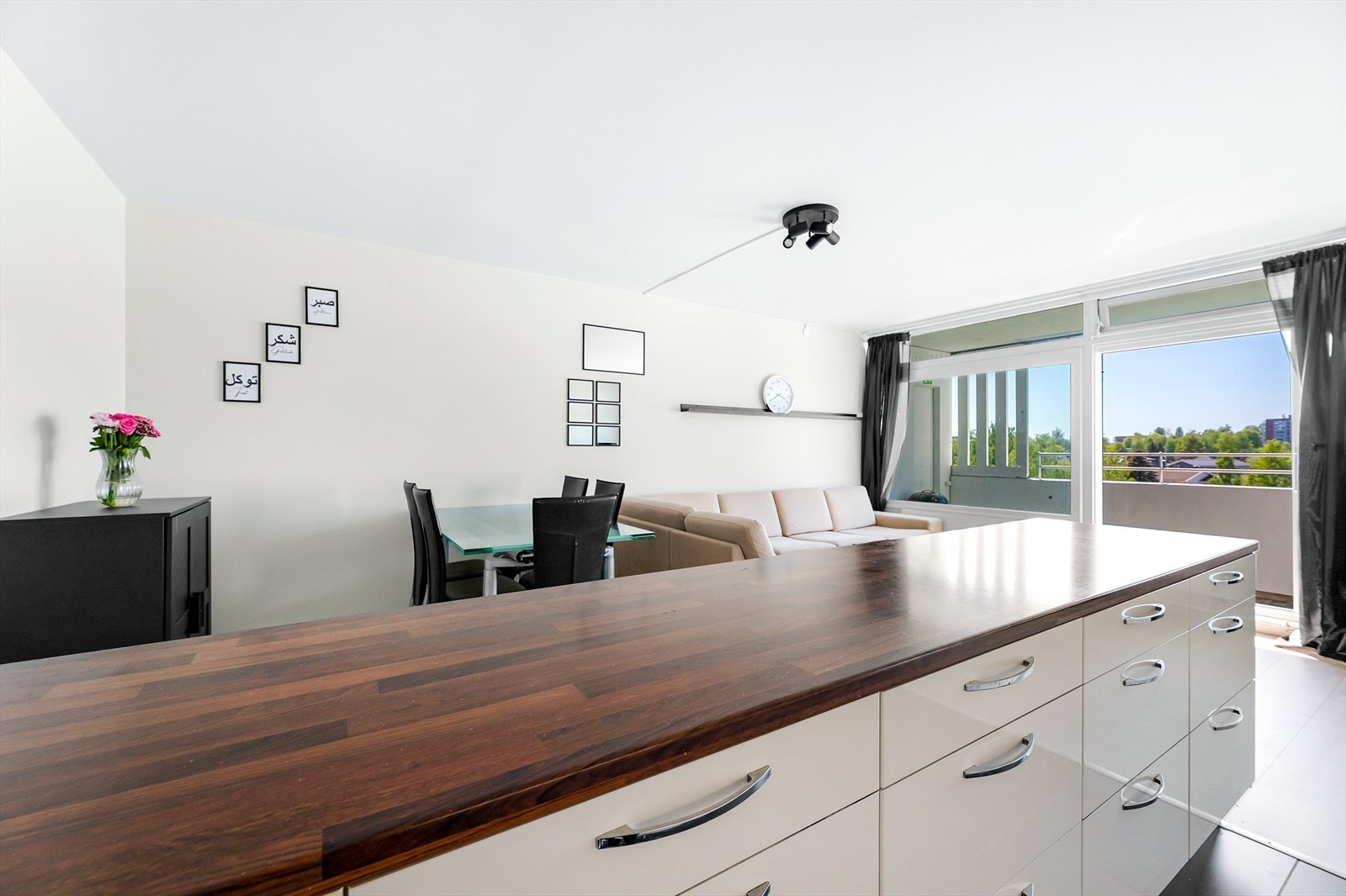 Kjøkkenhalvøya mot stuen byr på mye ekstra oppbevarings- og arbeidsplass Galleribilde