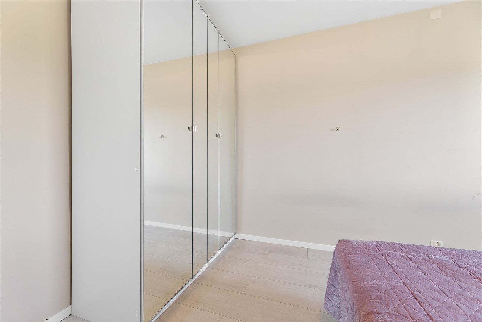 Det største soverommet har god plass til dobbeltseng og nattbord i tillegg til medfølgende garderobeskap Galleribilde