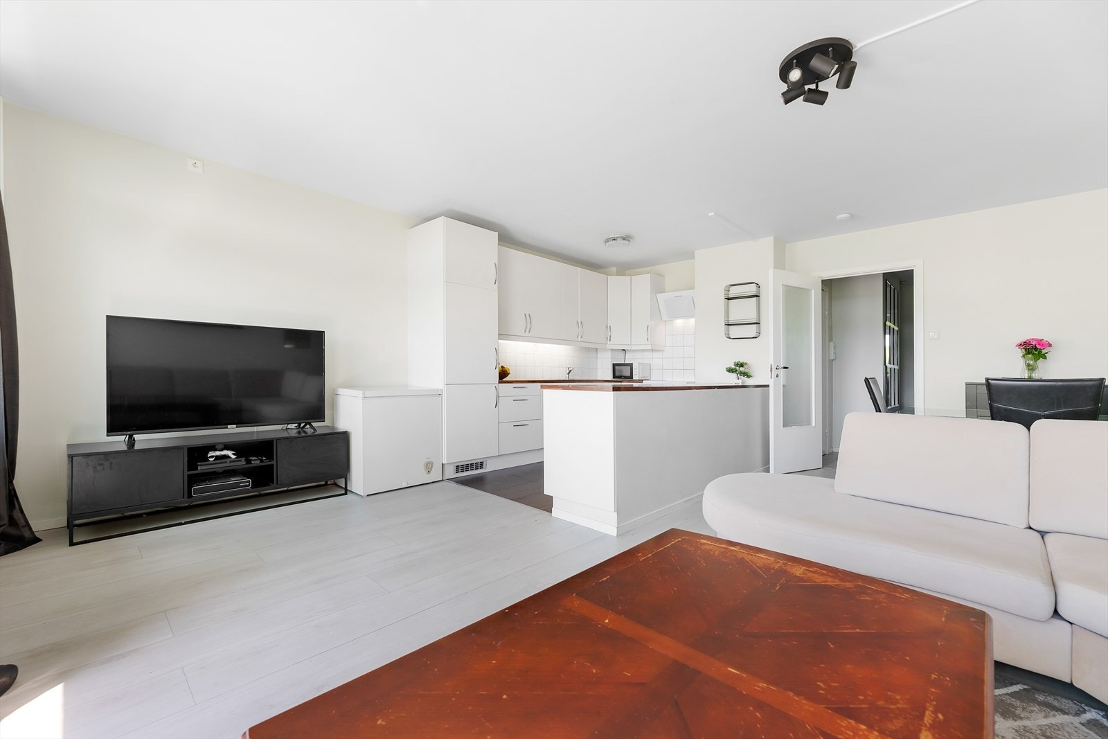 Lys og åpen stue-/kjøkkenløsning Galleribilde