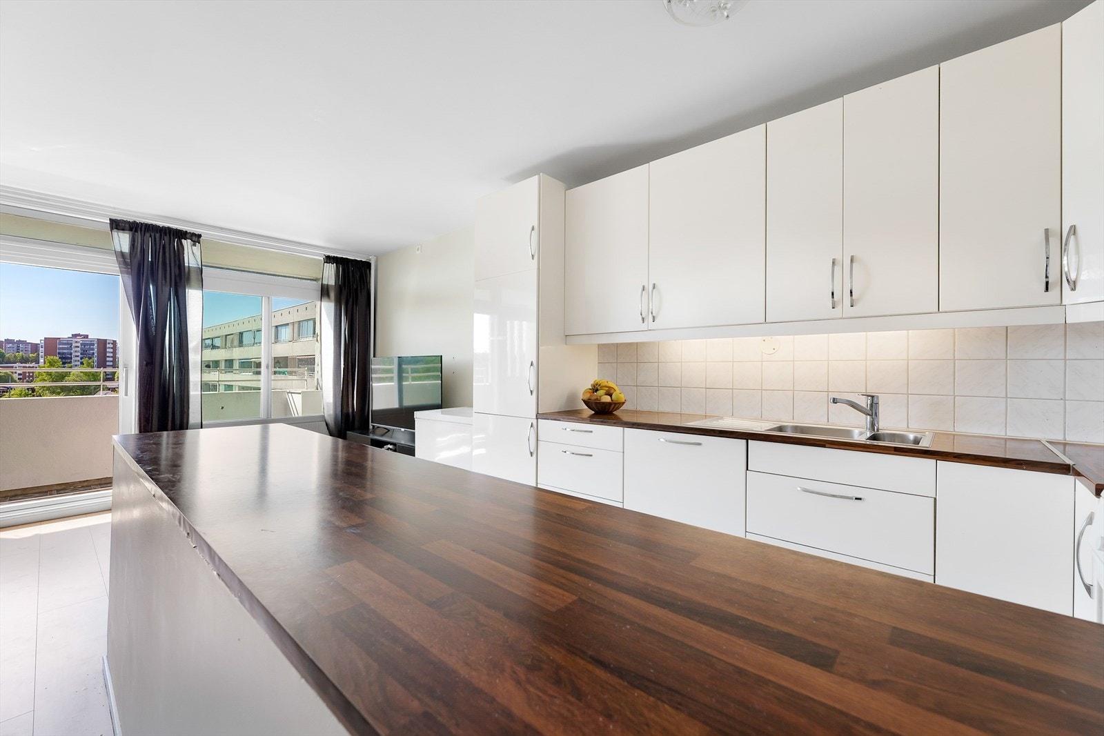 Bakveggene og gulvet prydes og beskyttes av fliser Galleribilde