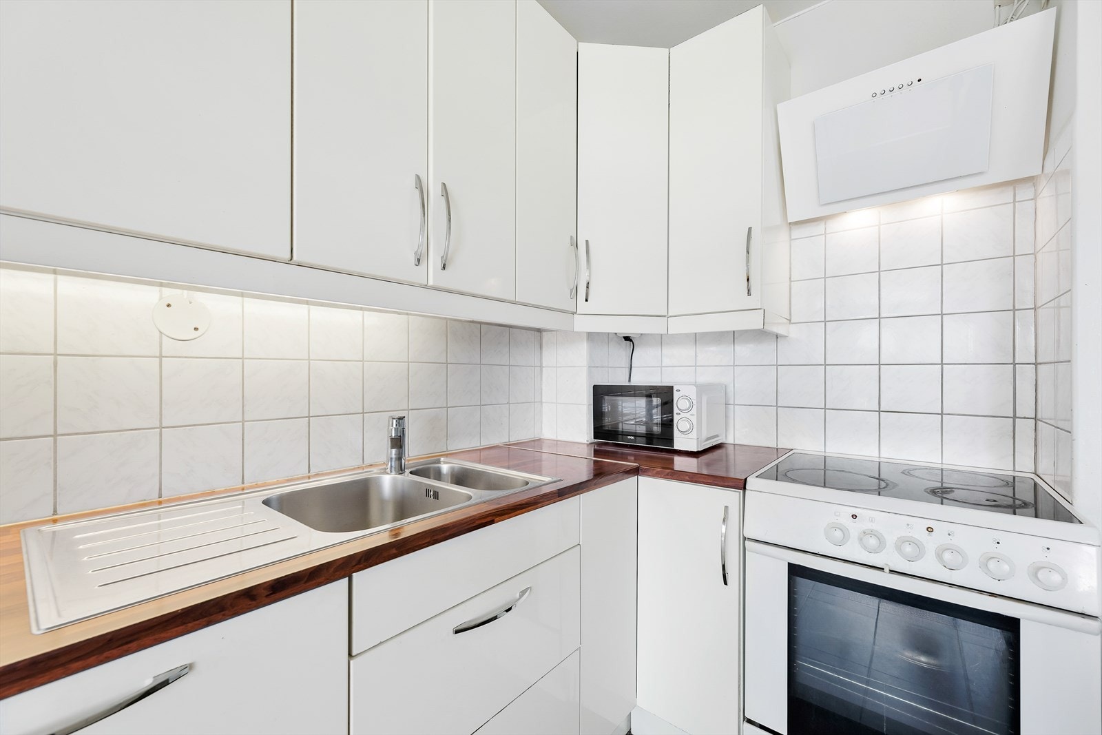 I innredningen er det integrert oppvaskmaskin og kjøle-/fryseskap samt opplegg og plass til komfyr Galleribilde