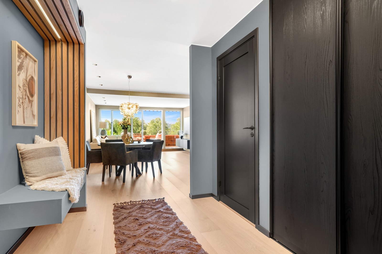 Romslig entré med integrert skyvedørsgarderobe. Galleribilde