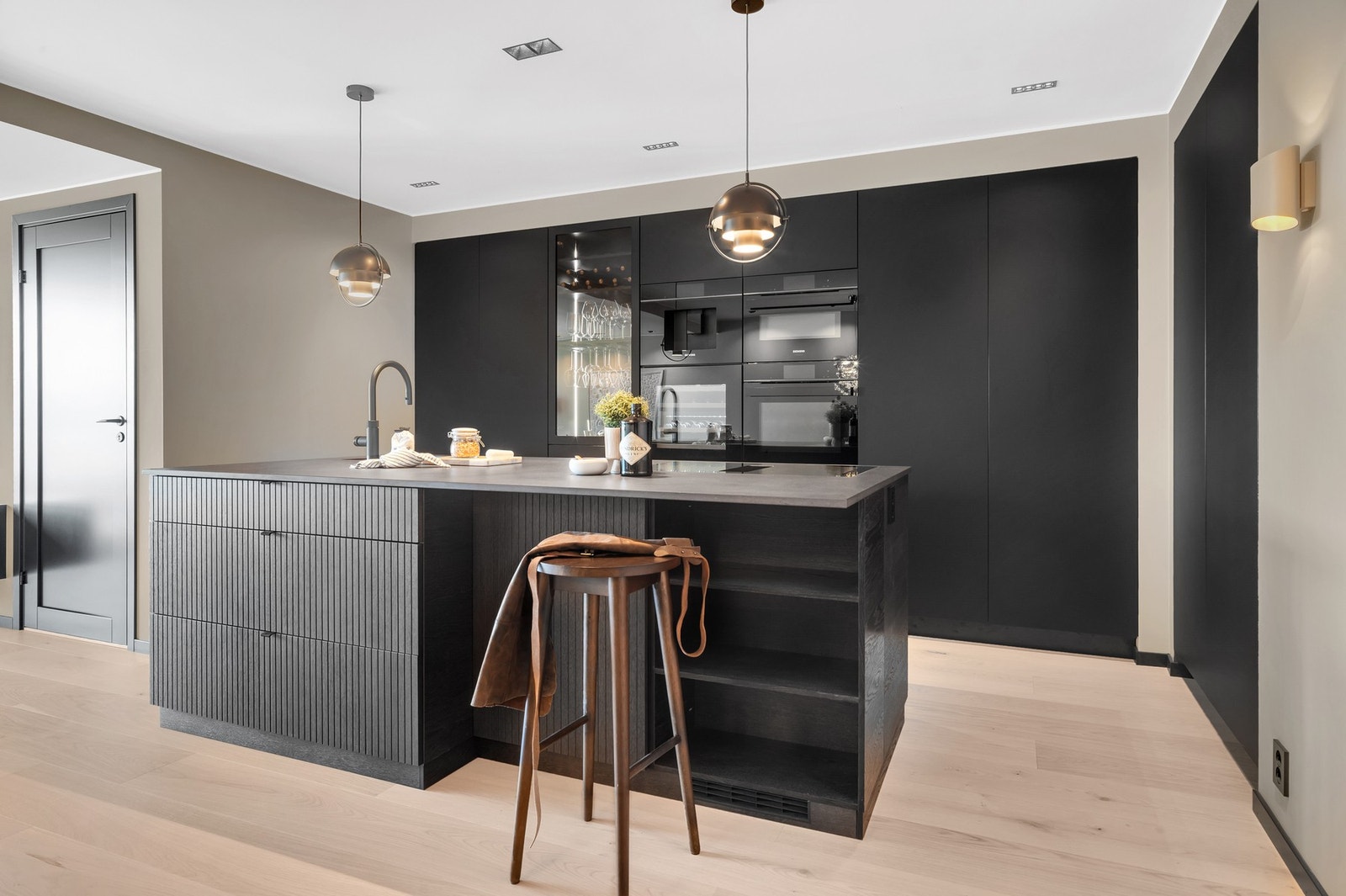 Kvalitetskjøkken fra kvik med integrert platetopp, stekeovn, dampovn, kjøl/fryseskap og oppvaskmaskin av toppmodeller fra Siemens og Røroshetta. Galleribilde