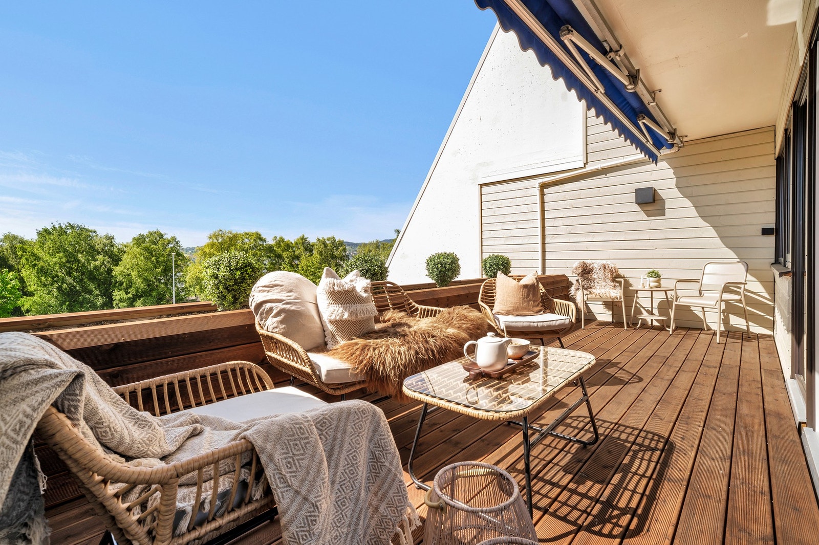 Fra stuen er det utgang til en vestvendt terrasse med herlige solforhold og fin utsikt. Galleribilde