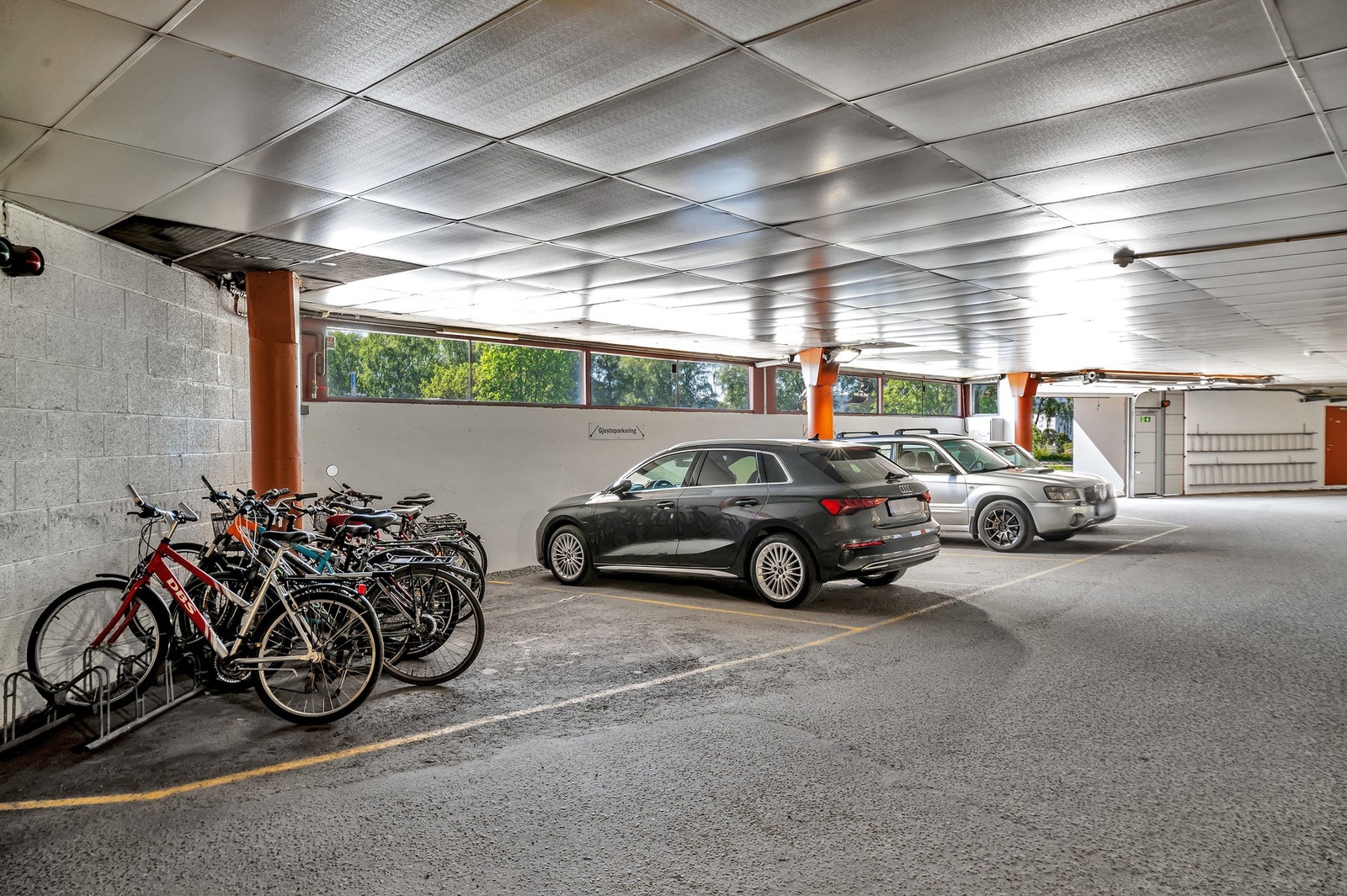Gjeste- og sykkelparkering i garasjen. Galleribilde