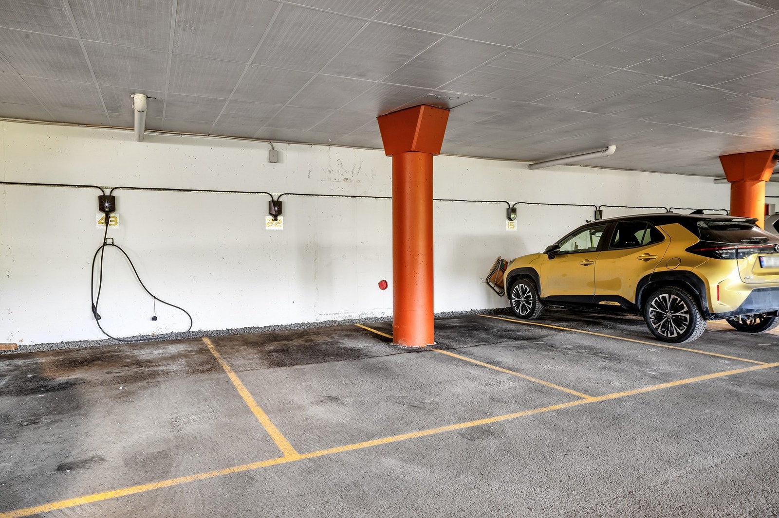 Fast parkeringsplass m/ elbillader i innlåst parkeringskjeller. Merket med nummer 22. Galleribilde