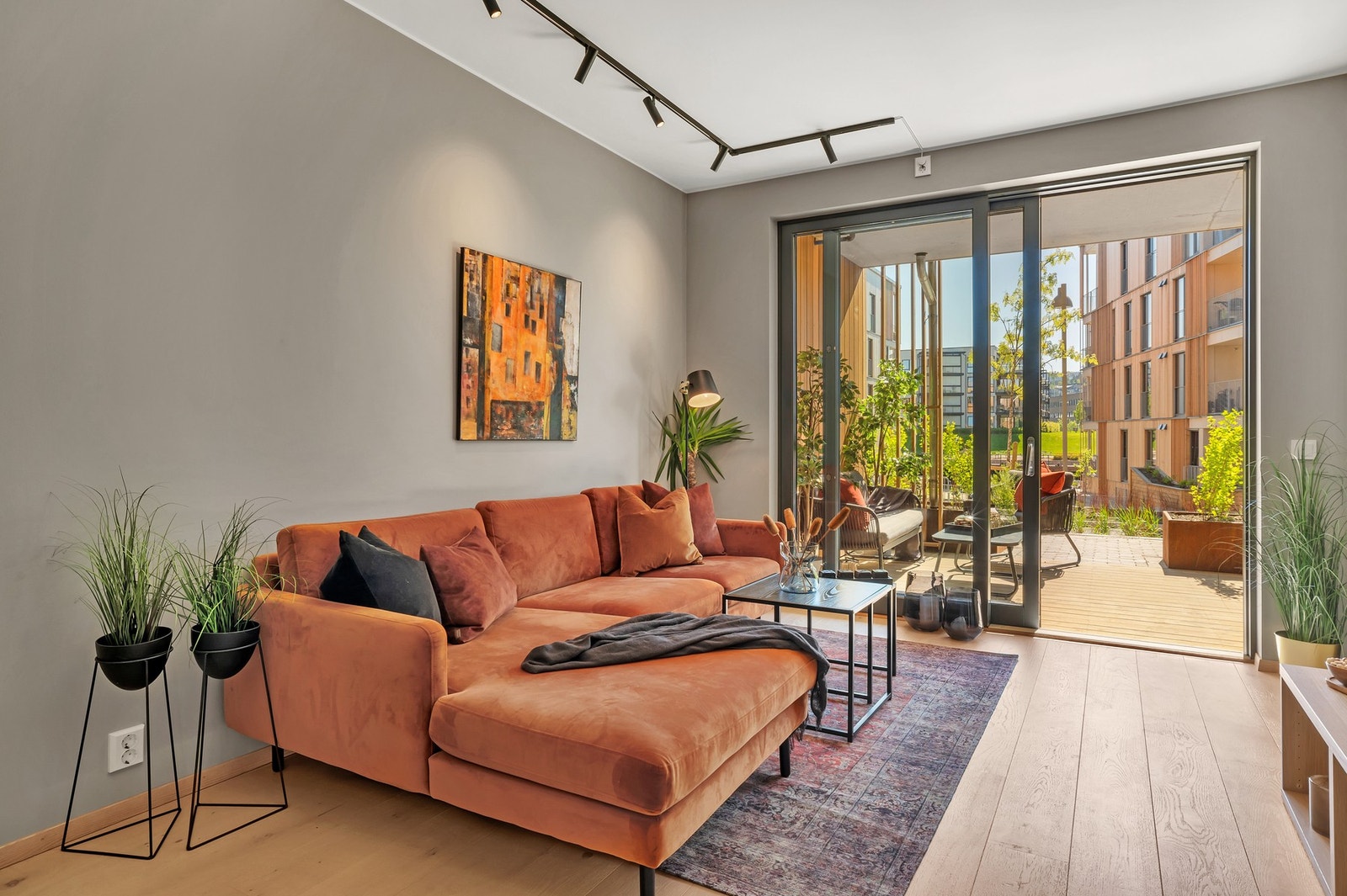 Leiligheten fremstår helt strøken og det levnes ingen tvil om at nåværende eier har tatt godt vare på den. Leiligheten er malt i tidsriktige fargetoner. Galleribilde