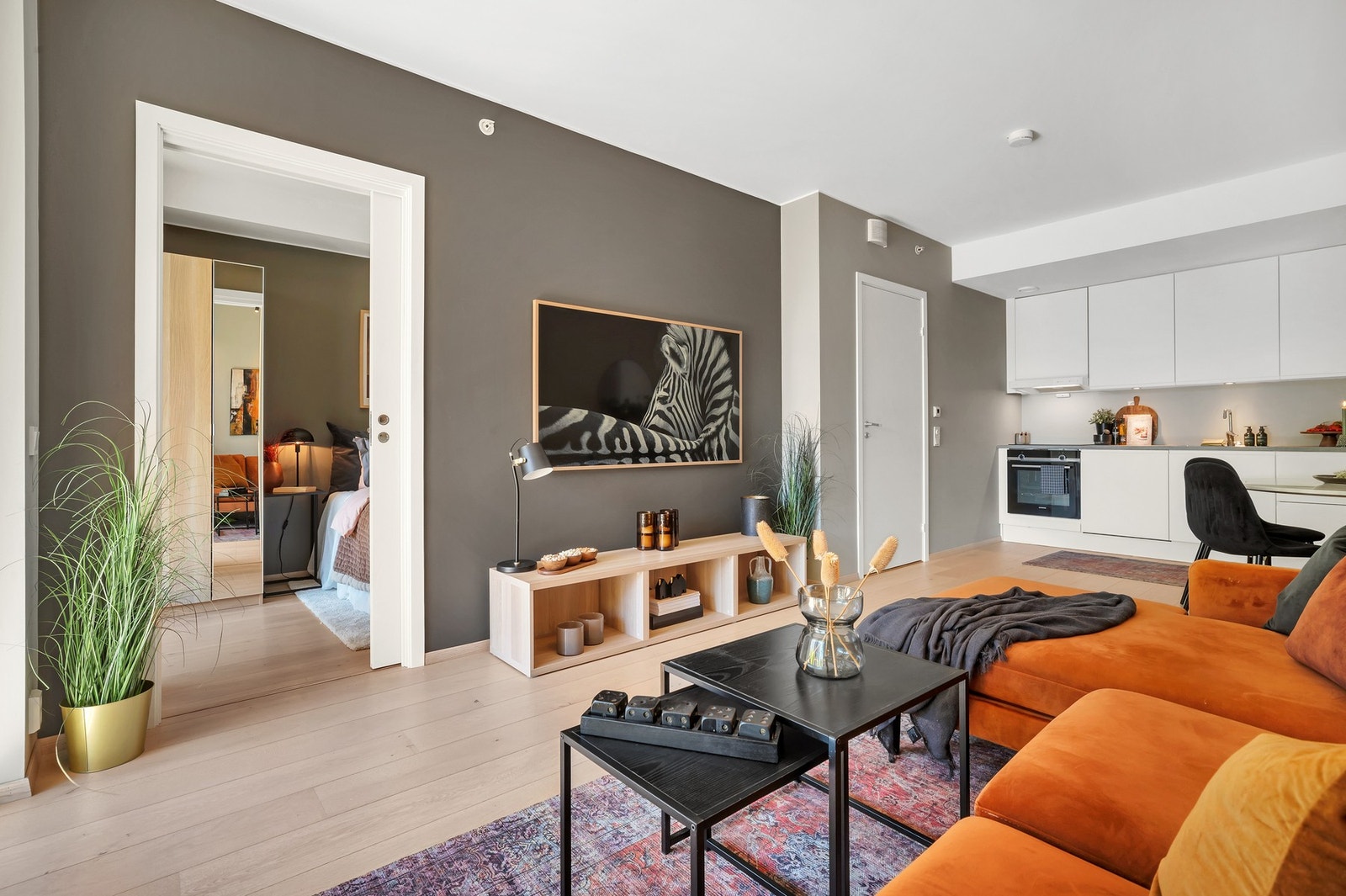 Takstmannen har gått
igjennom leiligheten og gitt tilstandsgrad 0 (TG0) på absolutt alle punkter, så her kan man være sikker på at man gjør seg et trygt kjøp. I tillegg har leiligheten nybygg-garanti t.o.m 2028. Galleribilde