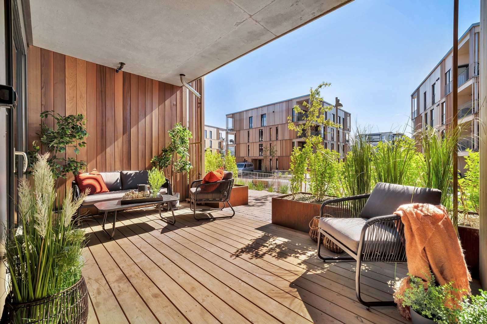 Fra stuen er det utgang til sørvestvendt
terrasse på hele 13 kvm hvor man har god plass til sittegrupper og kan nyte solen i godt selskap. Galleribilde