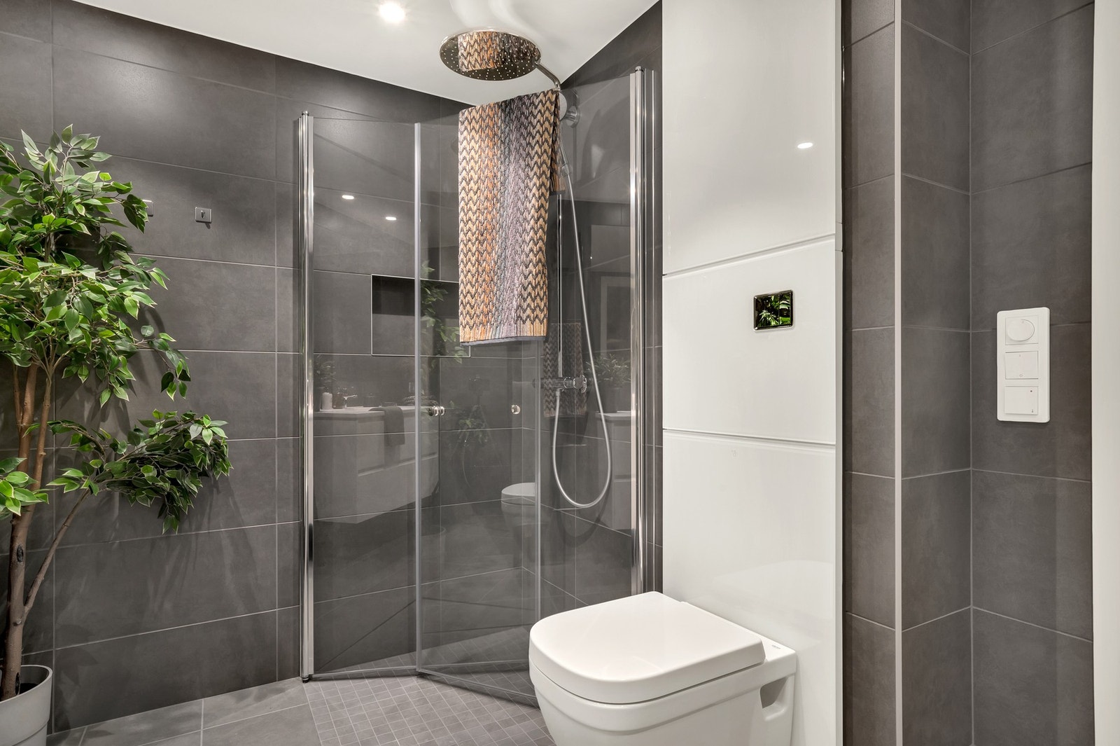 Badet er romslig med sine nesten 6 kvm. Varme i gulv. Galleribilde