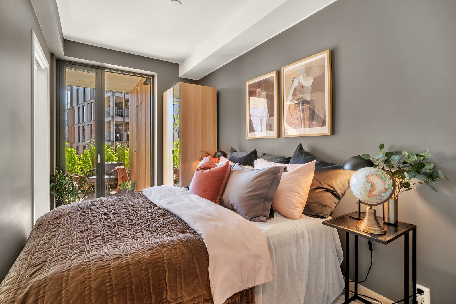 Svært innbydende soverom, også dette rommet malt i behagelige fargetoner. Galleribilde