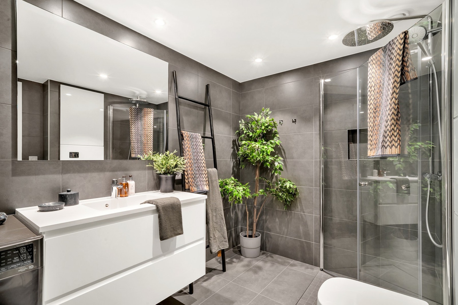 Delikat bad med flere oppgraderinger. Romslig innredning med skuffer, dusjhjørne med troperegn og vegghengt toalett. Galleribilde