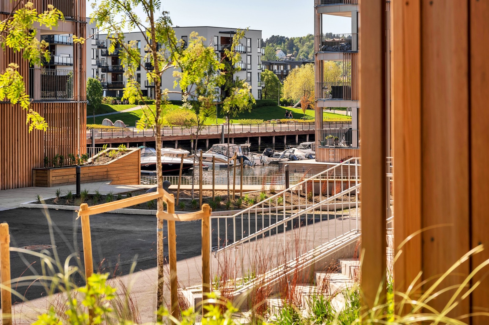 Med fjorden, båtmarina og idylliske omgivelser vil man virkelig ha det som plommen i egget på marinaen. Galleribilde