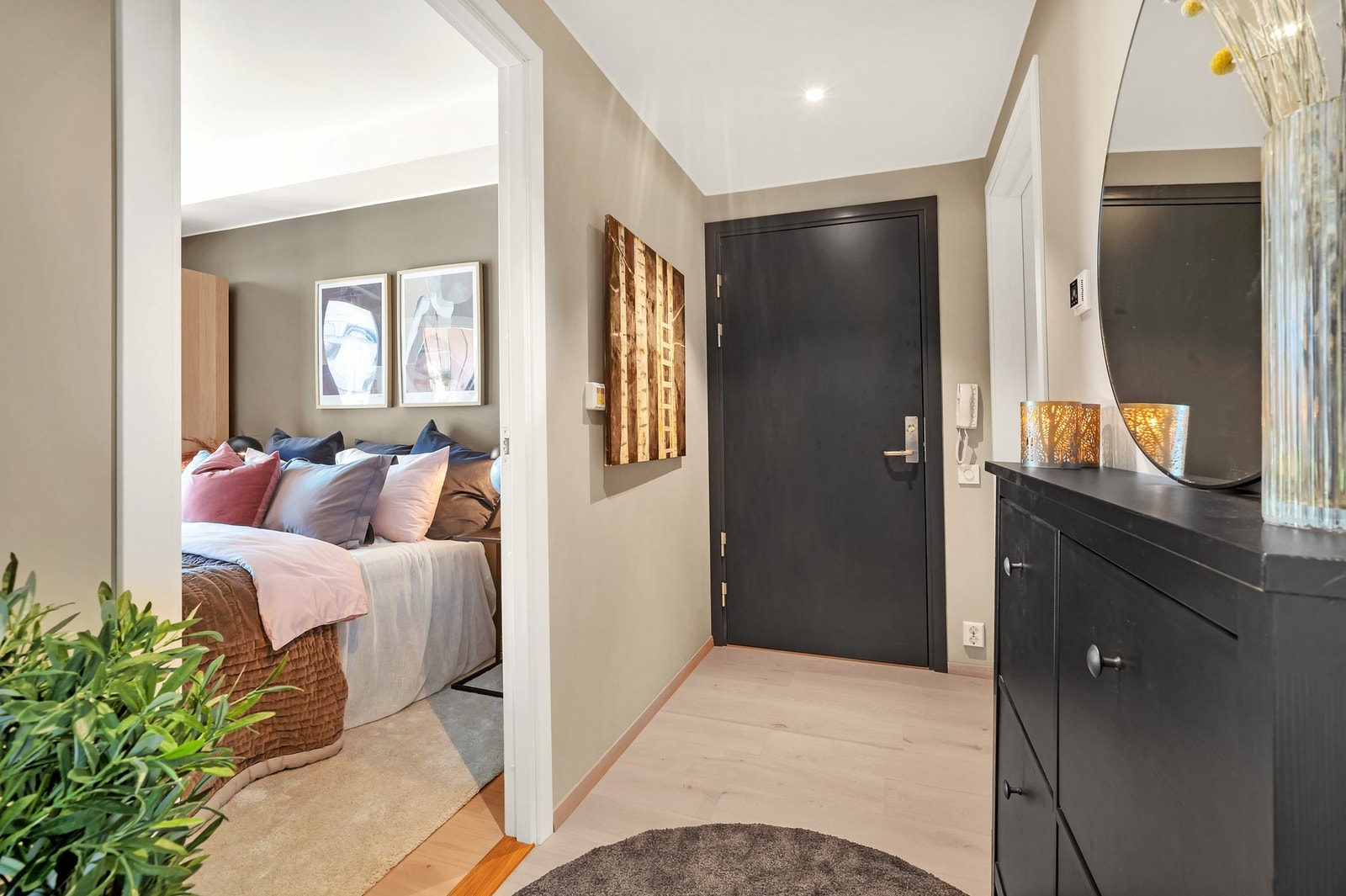 Gang sett mot stue og inngangsparti. Plass til skoskap eller andre garderobeløsninger. Galleribilde