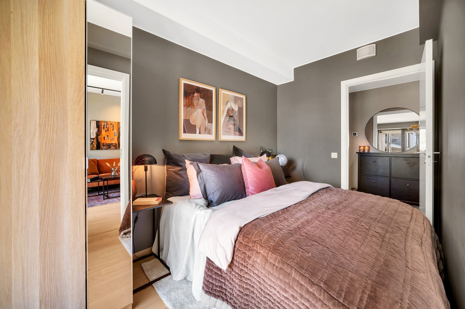 Plass til både dobbeltseng og garderobeløsninger. Galleribilde